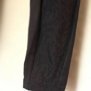 Lululemon wunder under with rare lace-bottom (sz6)